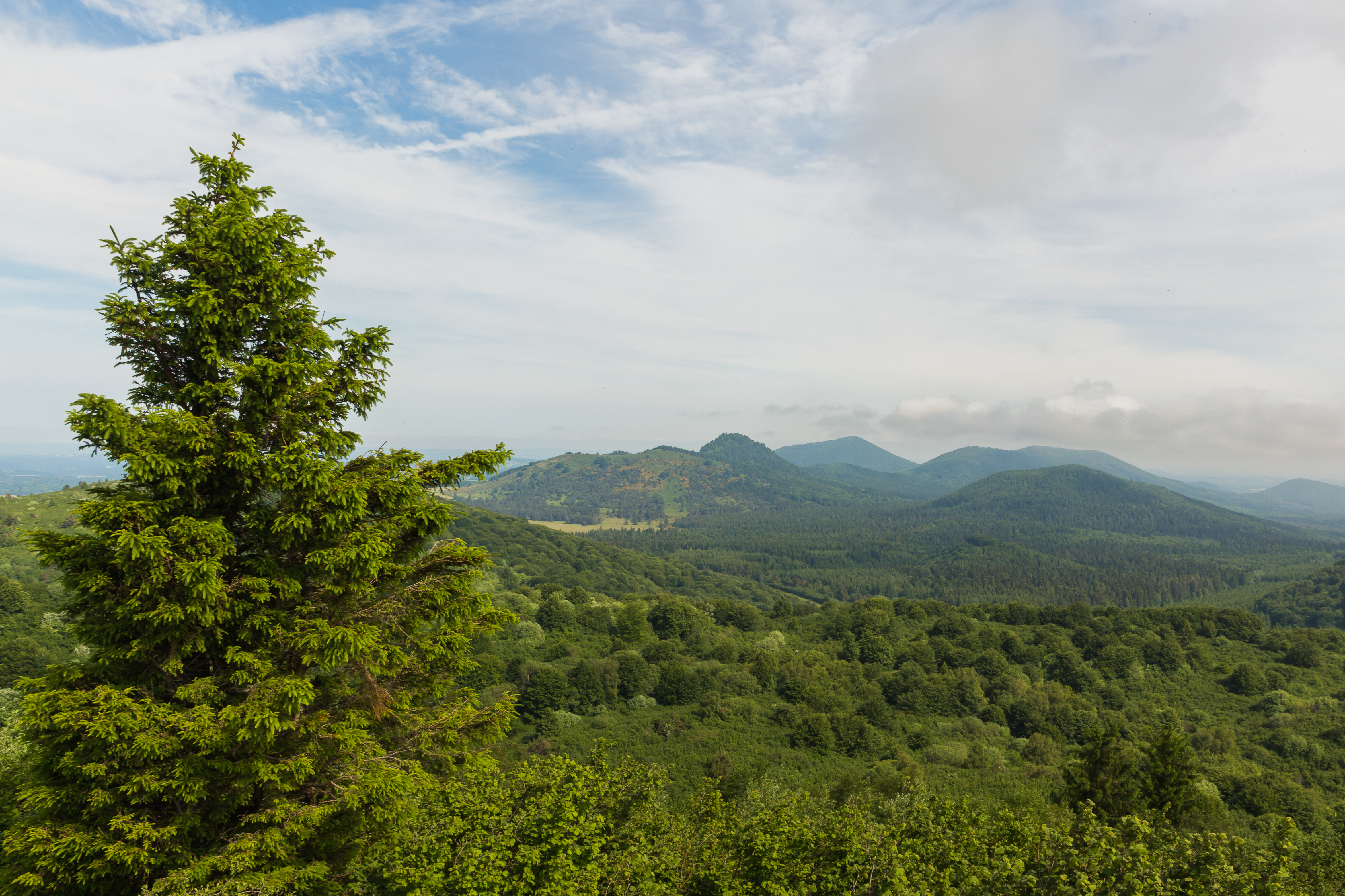 Chaîne des Puys en Auvergne, volcans et grands espaces