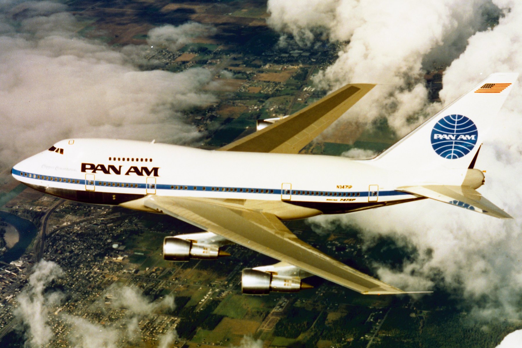 Avion Pan Am en vol au-dessus des nuages